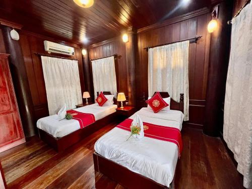 Deluxe Twin Room image 10