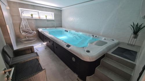 Hot tub, Schlaffass mit Wellness in alter Scheune in Wässerndorf