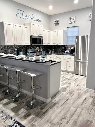 Mermaid Villa near Disney 4 Bedrooms Pool & Spa! - image 5