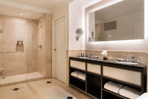 One-Bedroom King Suite with Sofa Bed image 4