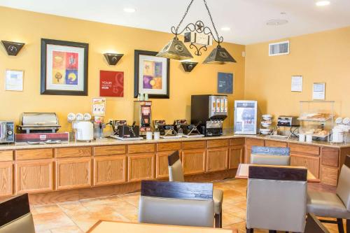 Comfort Suites Sea World/ Lackland - image 12