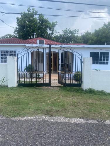 3-Bed House in Montego Bay 10 min from airport