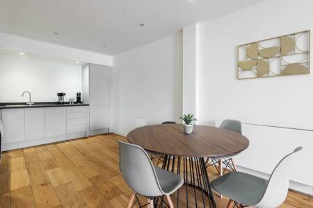 Stylish East London Flat MS2 - image 8