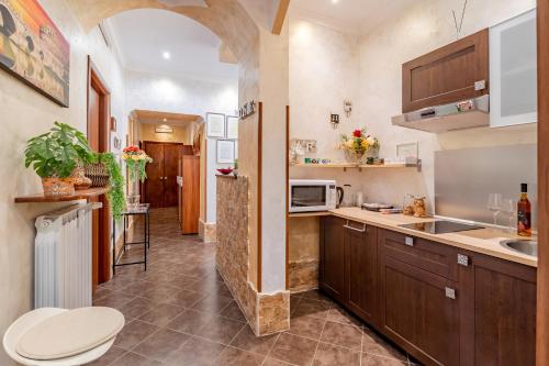 Alis Laura Guest House - 10 mins to Colosseum, Modern & Near Metro, Rome (photo 6)