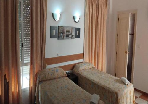 Double or Twin Room image 7