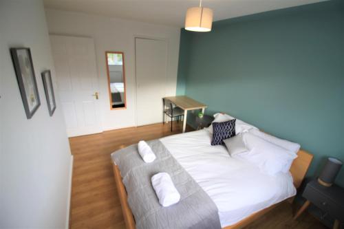 St James House - Charming 3 bed, 2 bathrooms, driveway parking, close to town centre, Newcastle upon Tyne (photo 3)