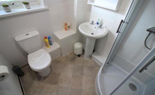 St James House - Charming 3 bed, 2 bathrooms, driveway parking, close to town centre, Newcastle upon Tyne (photo 2)