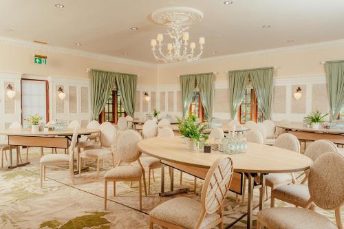 Pennyhill Park Hotel and Spa - 연회장