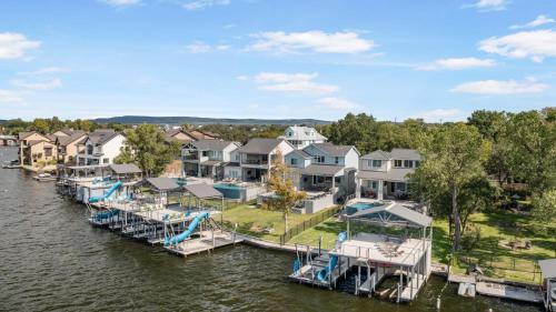 Luxury Waterfront Pool Hot Tub Boat Slips in Kingsland, USA