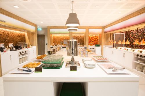 Food and beverages, Hampton by Hilton Bristol Airport in Bristol International Airport