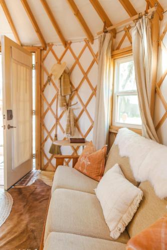 Camposanto Glamping - The Macaw Yurt in Austin, USA
