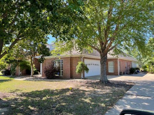 Elegant 5 bedroom Home in a Park Like Setting