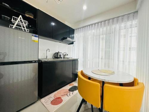 SMTH Suites LOFT at Fort Victoria BGC - Yellow Two