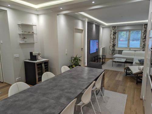 Large 3 bedroom renovated apartment in leafy Munkkiniemi
