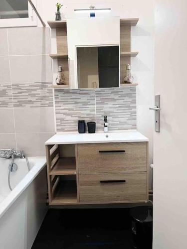 Баня, Logement entier chambre+salon + jardin & terrasse in Лес-Улис