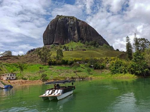 Glamping con Jacuzzi vista hacia La Piedra del Peñol