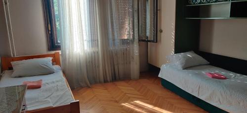 1 double bed, 1 twin bed