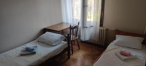 2 twin beds