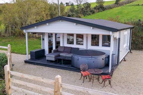 . Luxury Log Cabin with Private Hot Tub & Sea Views