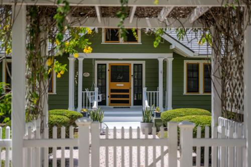 Noi Nest Home + Pool + Suites in Melbourne, USA