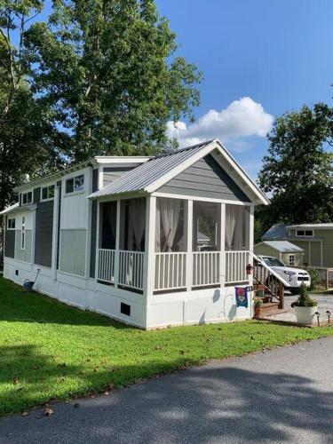 Beautiful Tiny Home at The Simple Life Village