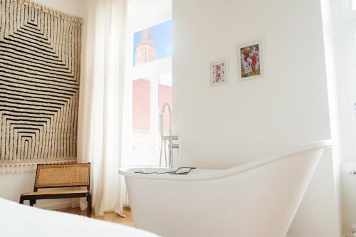 Luxury Apartment, Bathtub view to the Main Square