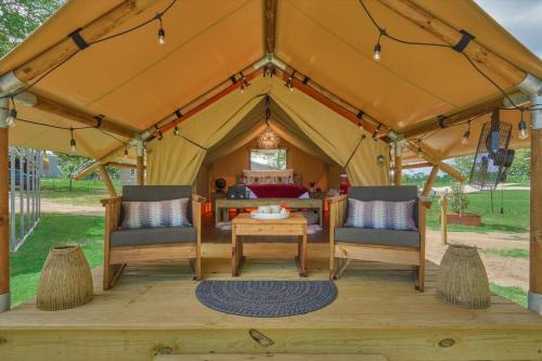 BeeWeaver Luxury Glamping - Spectacular Thistle Bee Fun