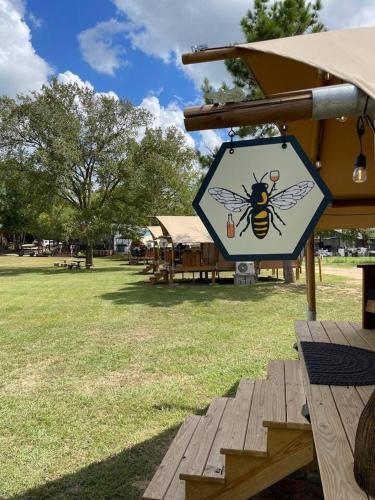 BeeWeaver Luxury Glamping - Spectacular Thistle Bee Fun