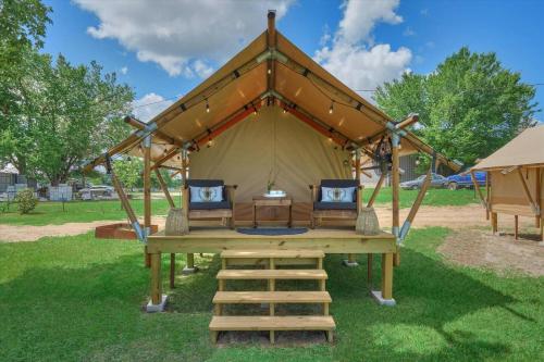 BeeWeaver Luxury Glamping - Spectacular Thistle Bee Fun