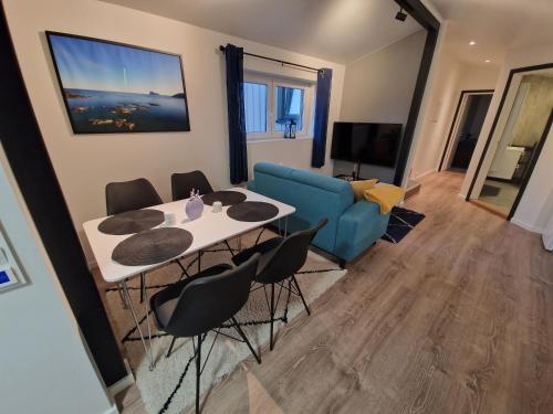 Northern living 2 room with shared bathroom 1