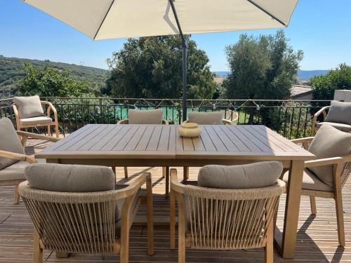 Villa 10 P piscine lagon avec vue époustouflante proche Uzès