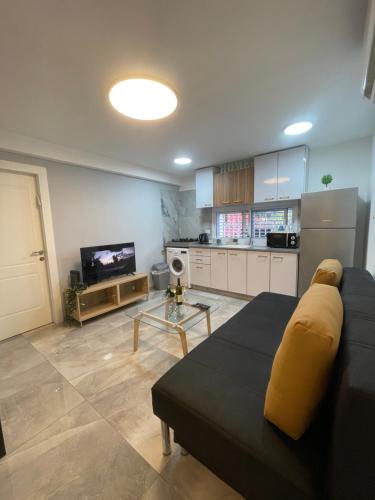 ห้องส่วนกลางสำหรับนั่งเล่น/ดูทีวี, הטרקלין של לינוי - 5 דקות נסיעה מהים in อัชเคลอน