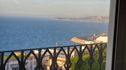 Un studio avec une vue sur mer