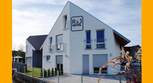 R & J Hotel - image 7