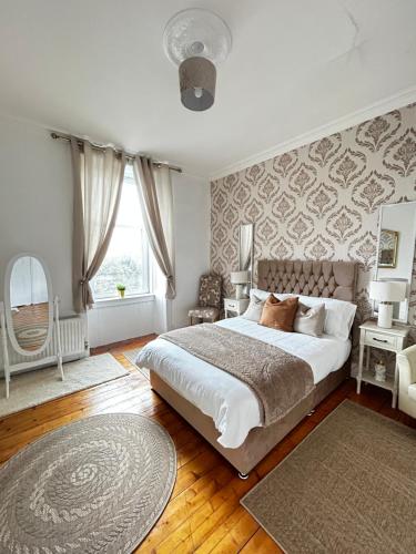 THE LAZY LION - Spacious 2 Bedroom - Town Centre Holiday Home Apartment in Greenock