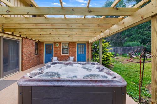 5bedroom w Pergola Hottub & Firepit