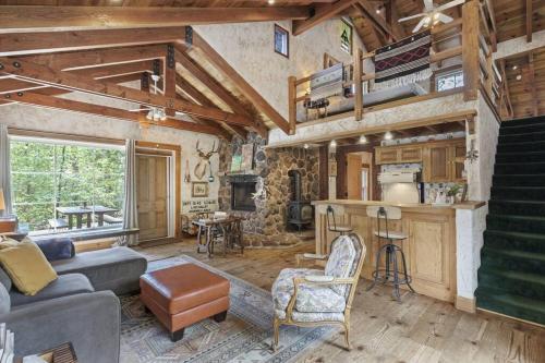 Owl Pine Cabin on Strawberry Creek in Idyllwild, USA