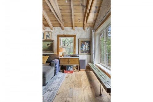 Owl Pine Cabin on Strawberry Creek in Idyllwild, USA