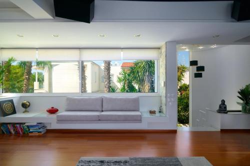 Luxury Villa with Pool, BBQ & Garden in Vouliagmeni, Athens (photo 9)