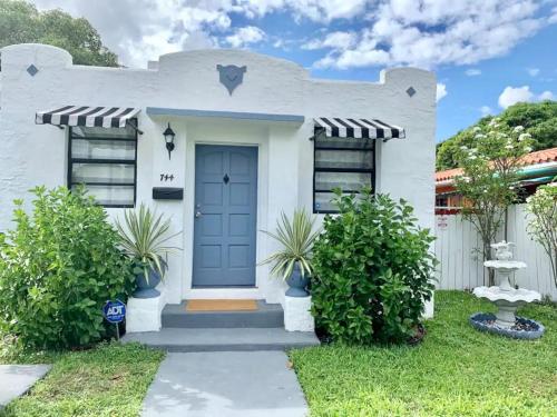 Cozy rooms in cute house, close to Miami airport - Free parking
