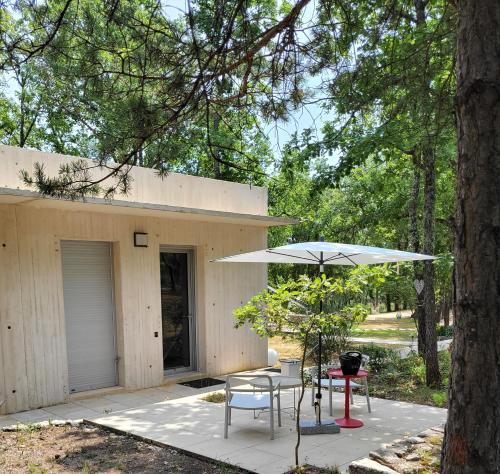 Une maison contemporaine dans une carrière - Location saisonnière - Saint-Michel-l'Observatoire