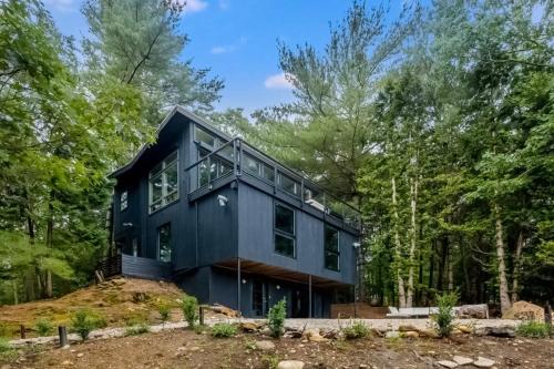 Mid-Century Up In The High in East Hampton, USA