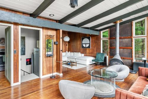 Mid-Century Up In The High in East Hampton, USA