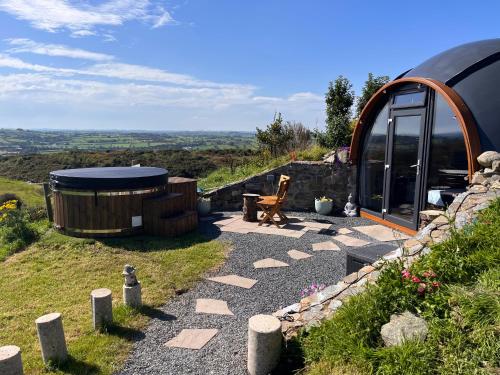 Hilltop Hideaway - Secluded pod with private hot tub in เบลลีค