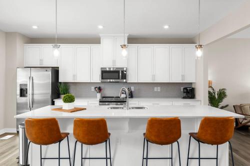 Stunning and Spacious 4-bedroom Townhome! The Dye at Barefoot Resort 403 in North Myrtle Beach, USA