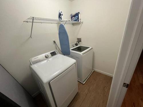 Luxury 3 KINGS 2 Bath 4 mins Newark Airport Downtown via NYC in Elizabeth, USA