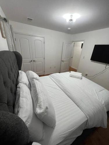 Luxury 3 KINGS 2 Bath 4 mins Newark Airport Downtown via NYC in Elizabeth, USA