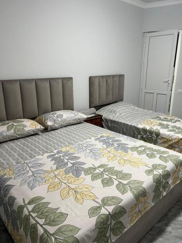 1 double bed, 1 twin bed