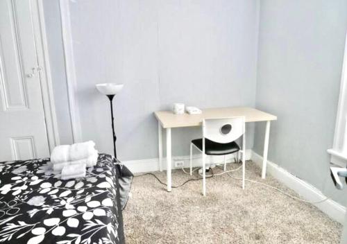 Clover 2900 - Apartment and Rooms with Private Bathroom near Washington Ave South Philly, Philadelphia (foto 10)