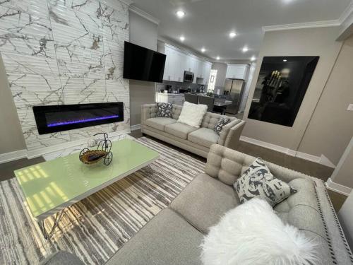 Exec Lux home wth 3 Level,6 Bdrms/3bth & 2 Kitchen in Chicago, USA
